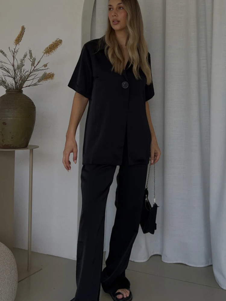 Imogen | Women’s Shirt | Black Button-Up Relaxed Fit
