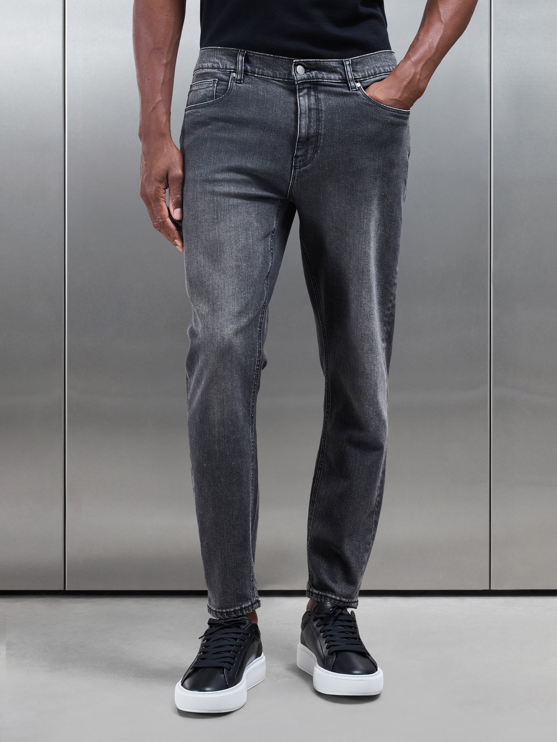 Men’s Jeans in Narrow Leg Cut - Gray Wash