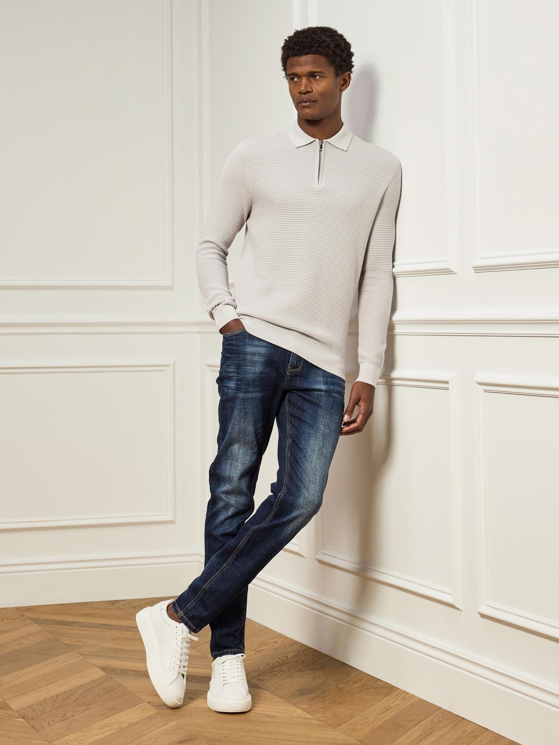 Men’s Jeans with Narrow Leg Cut in Dark Wash